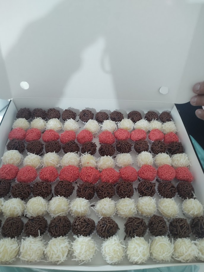 Docinhos de festa, Brigadeiro, beijinho, ninho com nutella, ninho com morango.